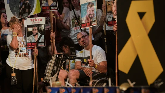 Manifestantes en Tel Aviv piden la liberación de todos los rehenes. Manifestantes en Tel Aviv piden la liberación de todos los rehenes.