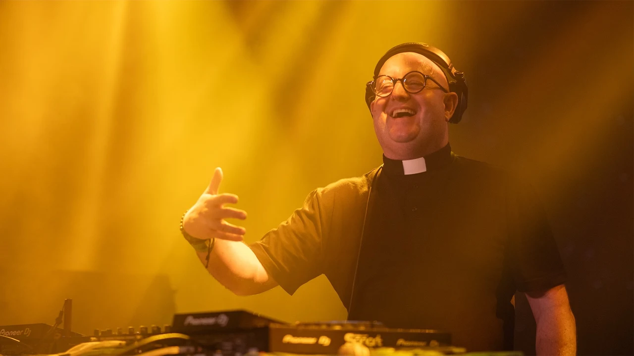 El 'cura DJ' arrasa en el Medusa Festival: más de 150.000 personas se reúnen en Cullera para escuchar al padre Guilherme