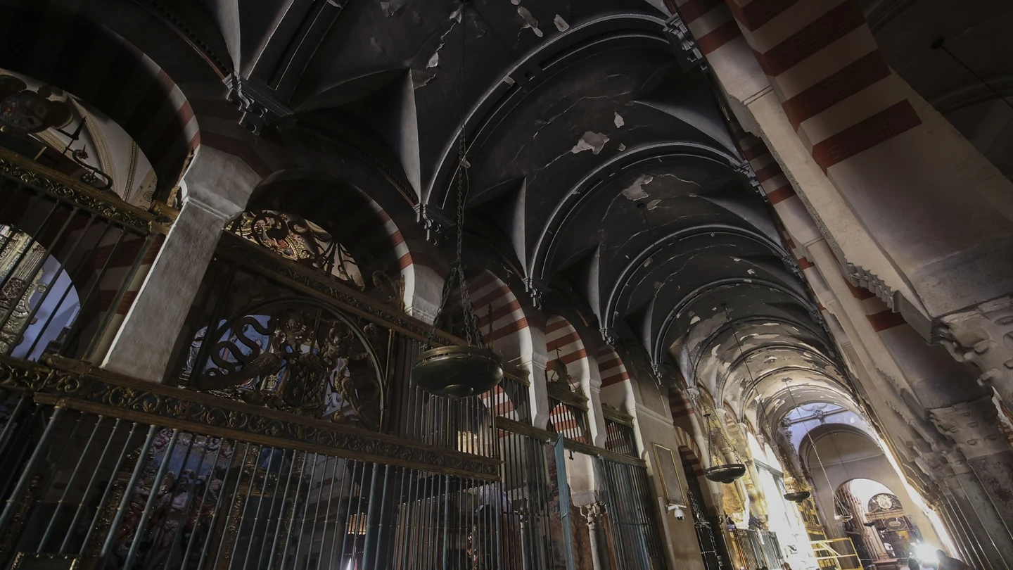 Interior de la Mezquita de Córdoba tras el incendio. Interior de la Mezquita de Córdoba tras el incendio.