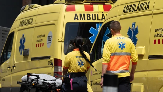 Unos sanitarios trabajan en una ambulancia en Barcelona, en una imagen de archivo. Unos sanitarios trabajan en una ambulancia en Barcelona, en una imagen de archivo.
