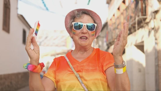 Una mujer disfrutando de las fiestas del Orgullo Una mujer disfrutando de las fiestas del Orgullo