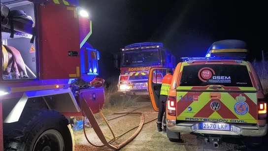 Efectivos trabajando en las labores de extinción en el incendio de Aranjuez, Madrid. Efectivos trabajando en las labores de extinción en el incendio de Aranjuez, Madrid.