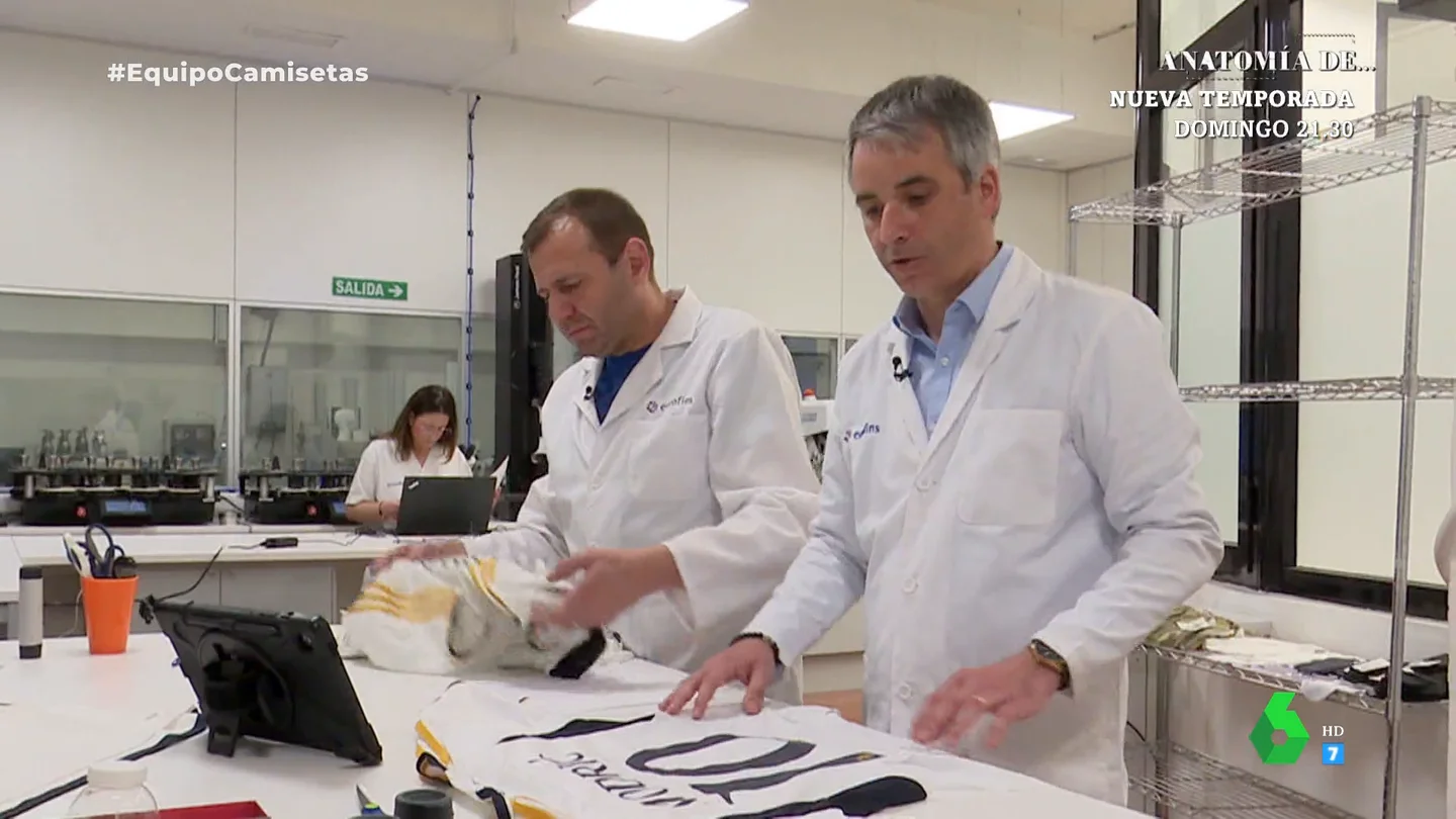 Equipo de Investigación compara la calidad de una camiseta de fútbol falsa con la de una oficial: "No está justificado el precio" Equipo de Investigación compara la calidad de una camiseta de fútbol falsa con la de una oficial: "No está justificado el precio"