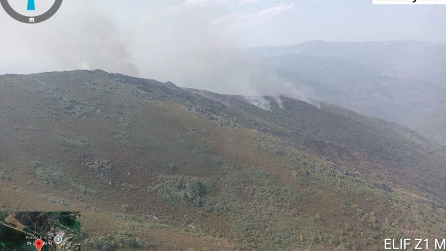 Un incendio amenaza Las Médulas, en León, y obliga al desalojo de los vecinos de Yeres. Un incendio amenaza Las Médulas, en León, y obliga al desalojo de los vecinos de Yeres.