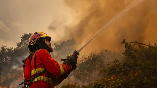 Un efectivo de la Unidad Militar de Emergencias (UME) en la localidad de A Espasa, durante el incendio forestal que permanece activo en Chandrexa de Queixa (Ourense), este martes. Un efectivo de la Unidad Militar de Emergencias (UME) en la localidad de A Espasa, durante el incendio forestal que permanece activo en Chandrexa de Queixa (Ourense), este martes.