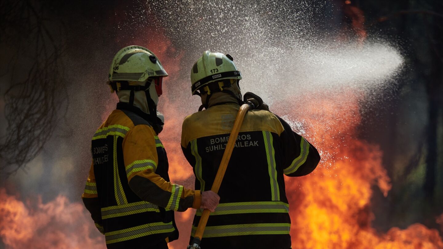 Bomberos continúan los trabajos de extinción para sofocar el incendio, a 10 de agosto de 2025, en Carcastillo, Navarra (España)