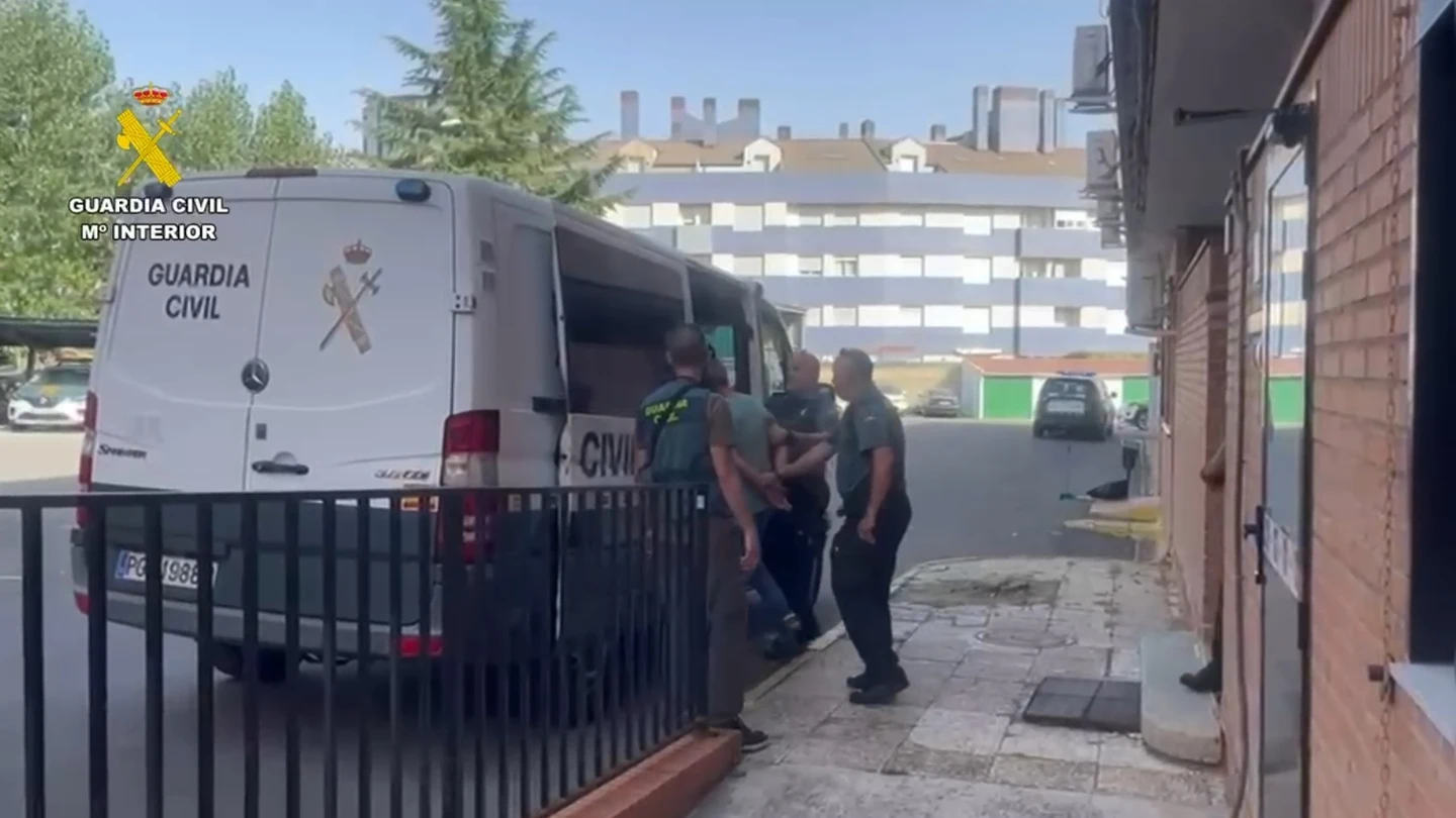 La Guardia Civil ha detenido a un hombre como supuesto responsable del incendio forestal declarado en Mombeltrán (Ávila) el 28 de julio. La Guardia Civil ha detenido a un hombre como supuesto responsable del incendio forestal declarado en Mombeltrán (Ávila) el 28 de julio.