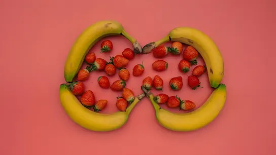 Plátanos y fresas, dos frutas deliciosas y perfectas para prepararse un helado Plátanos y fresas, dos frutas deliciosas y perfectas para prepararse un helado