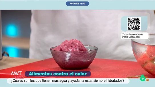 Así se puede preparar un helado exprés de plátano y frutos rojos (si no tienes heladera) Pablo Ojeda nos trae al plató de Más Vale Tarde una receta perfecta de helado saludable y delicioso para combatir el calor. Que sí, que las ensaladas también son perfectas, ¿pero a quién no le apetece un helado en pleno verano?