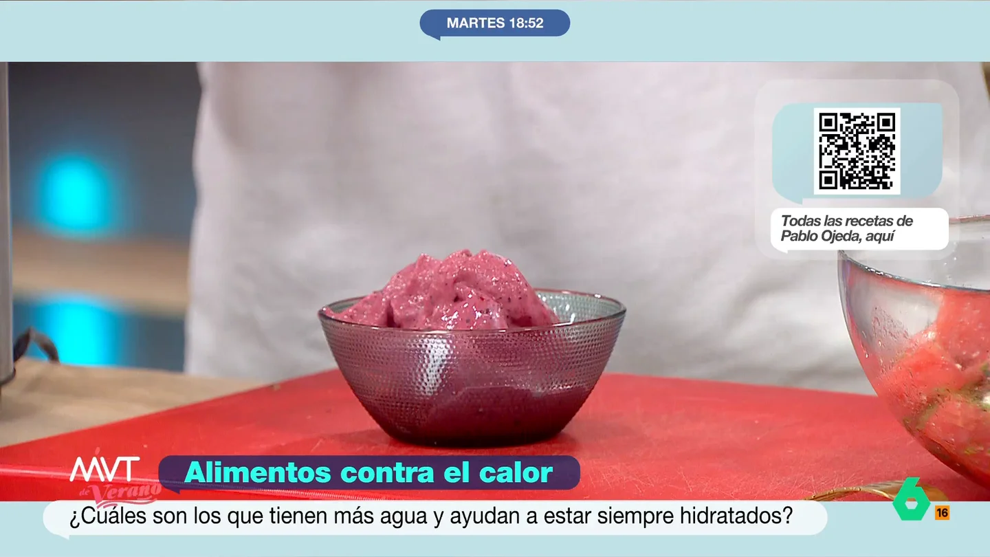 Así se puede preparar un helado exprés de plátano y frutos rojos (si no tienes heladera) Pablo Ojeda nos trae al plató de Más Vale Tarde una receta perfecta de helado saludable y delicioso para combatir el calor. Que sí, que las ensaladas también son perfectas, ¿pero a quién no le apetece un helado en pleno verano?