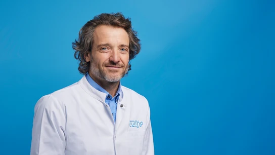 El Dr. Javier Albares El Dr. Javier Albares