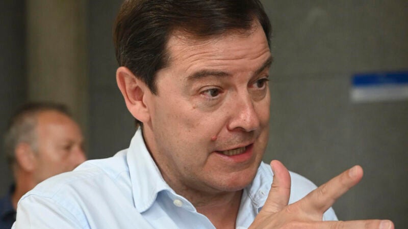 El presidente de la Junta de Castilla y León, Alfonso Fernández Mañueco, durante la reunión para valorar los incendios en la provincia de León.