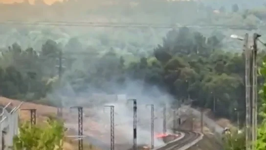 El fuego alcanza las vías del tren de alta velocidad en Ourense El fuego alcanza las vías del tren de alta velocidad en Ourense