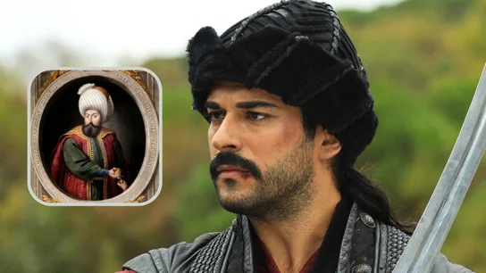 El actor Burak Özçivit en su papel de Osman Bey, junto a un cuadro del verdadero fundador del Imperio otomano. El actor Burak Özçivit en su papel de Osman Bey, junto a un cuadro del verdadero fundador del Imperio otomano.
