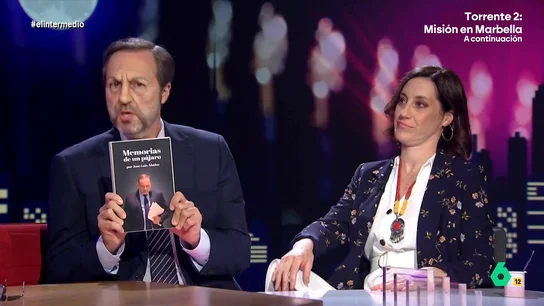 'José Luis Ábalos' presenta sus memorias en 'Whatsapeame deluxe': "La desgarradora historia de un polluelo socialista" El 'socialista' acudía al programa para hablar sobre la filtración de sus mensajes privados con Pedro Sánchez. Ahí, se enfrentaba a las preguntas de el Gran Wyoming, Sandra Sabatés y 'Cristina Lozano'.