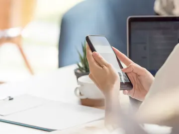 Mujer usando su teléfono móvil Mujer usando su teléfono móvil