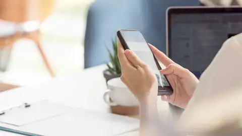 Mujer usando su teléfono móvil Mujer usando su teléfono móvil