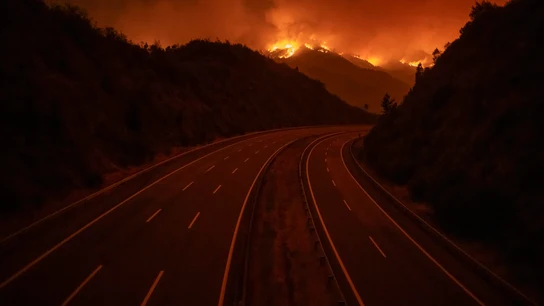 Uno de los incendios de Ourense activos a 12 de agosto de 2025, visto desde la A-52 Uno de los incendios de Ourense activos a 12 de agosto de 2025, visto desde la A-52