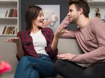 Pareja hablando Pareja hablando