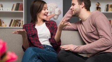 Pareja hablando Pareja hablando