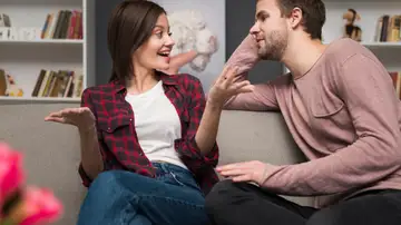 Pareja hablando Pareja hablando