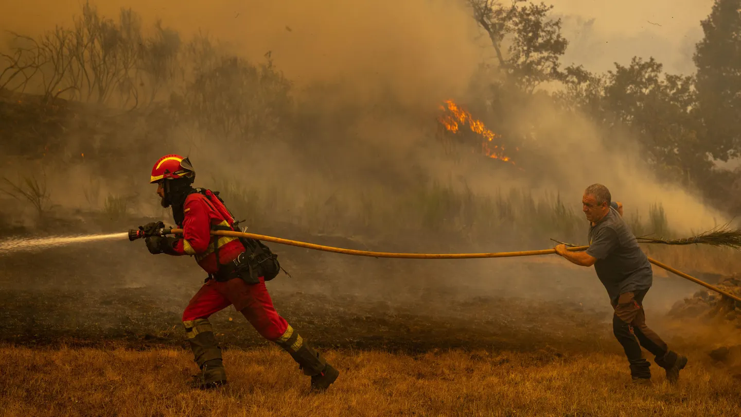 Un efectivo de la UME en la localidad de A Espasa durante el incendio en Chandrexa de Queixa (Ourense) Un efectivo de la UME en la localidad de A Espasa durante el incendio en Chandrexa de Queixa (Ourense)
