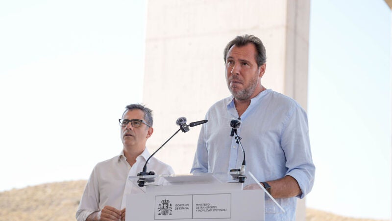 El ministro de Transportes, Óscar Puente, junto al ministro de la Presidencia, Justicia y Relaciones con las Cortes, Félix Bolaños