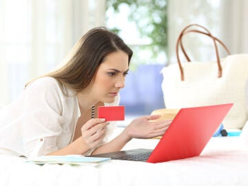 Mujer con problemas con el ordenador