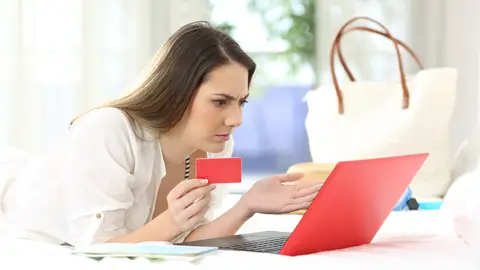 Mujer con problemas con el ordenador Mujer con problemas con el ordenador