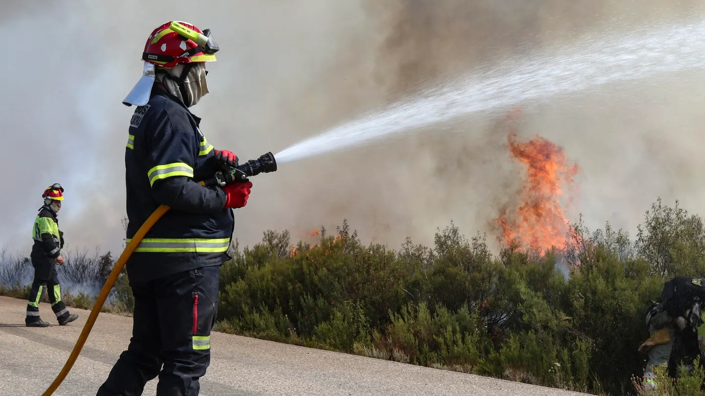 Brigadistas trabajando en la extinción del incendio forestal en Puercas (Zamora), el martes. Brigadistas trabajando en la extinción del incendio forestal en Puercas (Zamora), el martes.