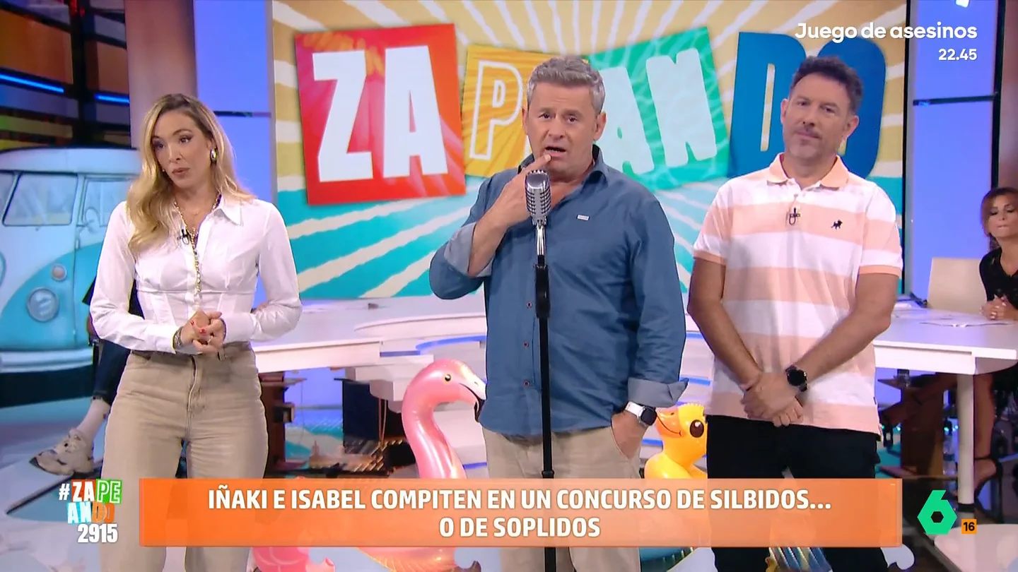 Iñaki Urrutia e Isabel Forner hacen el ridículo en la competición de silbidos de Zapeando Miki Nadal propone una curiosa competición a los zapeadores: deben silbar cada uno una canción. El que mejor lo haga se convertirá en el campeón de silbidos de Zapeando.