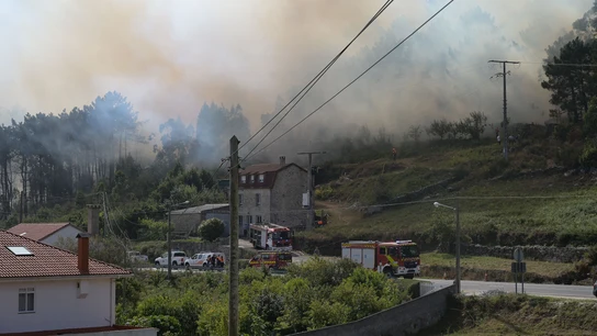 Un nuevo incendio forestal en la zona del municipio de Ponteceso (A Coruña) Un nuevo incendio forestal en la zona del municipio de Ponteceso (A Coruña)