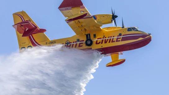 Un avión anfibio Canadair francés, echando agua sobre un incendio en Marsella en julio de 2025 Un avión anfibio Canadair francés, echando agua sobre un incendio en Marsella en julio de 2025