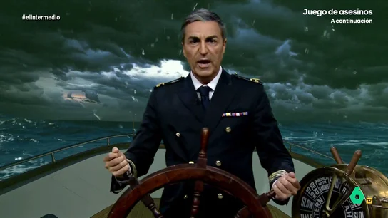El 'capitán Sánchez' afirma que su 'barco' resistirá hasta las elecciones de 2027: "Esto aguanta más que mi Peugeot" El 'presidente del Gobierno' conectaba con El Intermedio desde un barco convertido en capitán para hablar sobre cómo se estaba enfrentando a los casos de corrupción que habían salpicado el Partido Socialista.