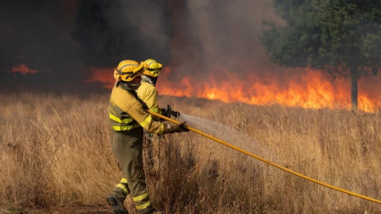 Bomberos trabajan en las labores de extinción. Bomberos trabajan en las labores de extinción.