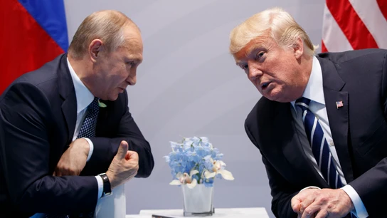 Vladímir Putin y Donald Trump charlan durante un encuentro en el año 2017 Vladímir Putin y Donald Trump charlan durante un encuentro en el año 2017