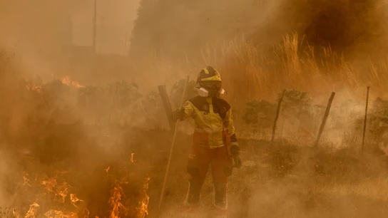 Bomberos luchan contra las llamas en Santa Baia de Montes (Ourense) Bomberos luchan contra las llamas en Santa Baia de Montes (Ourense)