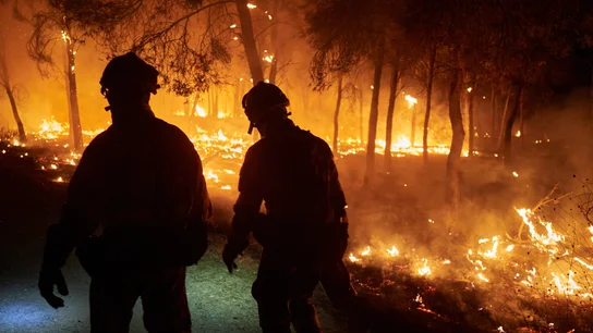 Dos efectivos trabajando en el incendio de Carcastillo (Navarra), el 10 de agosto de 2025 Dos efectivos trabajando en el incendio de Carcastillo (Navarra), el 10 de agosto de 2025