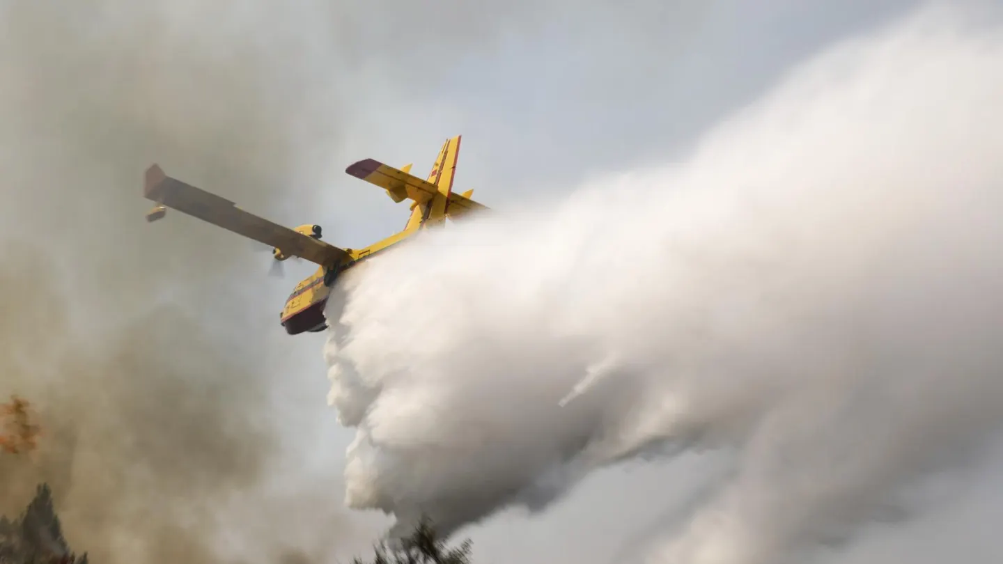 Foto de archivo de un avión contraincendios Canadair CL-415 durante la extinción de un incendio en Portugal. Foto de archivo de un avión contraincendios Canadair CL-415 durante la extinción de un incendio en Portugal.