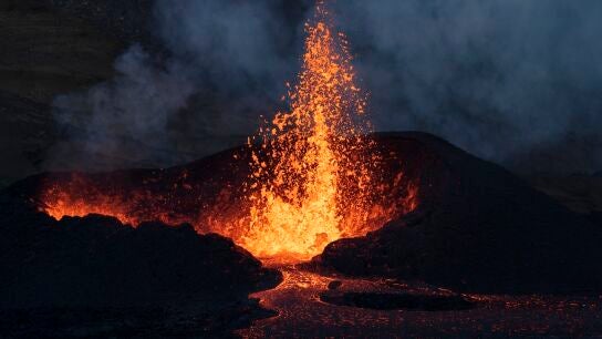 Imagen de un volc&aacute;n en erupci&oacute;n