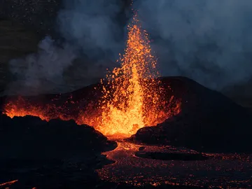 Imagen de un volcán en erupción Imagen de un volcán en erupción