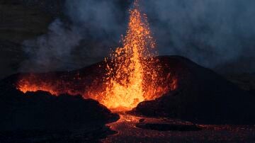 Imagen de un volc&aacute;n en erupci&oacute;n