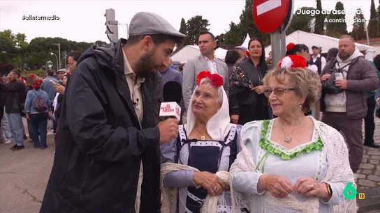 Isma Juárez 'enseña' a unas señoras a bailar reguetón: "Es como moviendo así un poco el culo" El reportero ha visitado la pradera de San Isidro para poner a prueba los conocimientos de la gente. Si aciertan sus preguntas podrán ganar una rosquilla tonta o una lista.