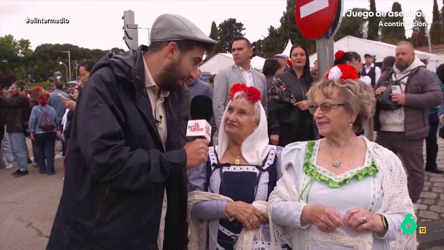 Isma Juárez 'enseña' a unas señoras a bailar reguetón: "Es como moviendo así un poco el culo" El reportero ha visitado la pradera de San Isidro para poner a prueba los conocimientos de la gente. Si aciertan sus preguntas podrán ganar una rosquilla tonta o una lista.