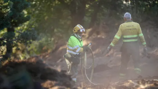 Los brigadistas intentan contener por segundo día el incendio en la zona limítrofe entre Ourense y Zamora Los brigadistas intentan contener por segundo día el incendio en la zona limítrofe entre Ourense y Zamora