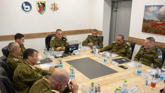 El jefe del Ejército israelí, Eyal Zamir, junto a comandantes El jefe del Ejército israelí, Eyal Zamir, junto a comandantes