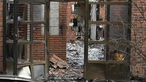 Una casa, dañada por el fuego Una casa, dañada por el fuego