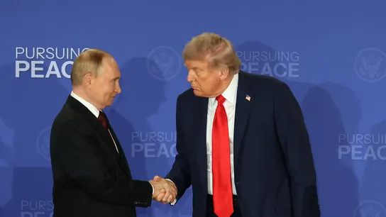 Apretón de manos entre Putin y Trump Apretón de manos entre Putin y Trump