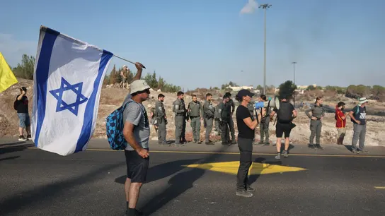 Manifestantes israelíes bloquean el acceso por carretera a las principales ciudades del país Manifestantes israelíes bloquean el acceso por carretera a las principales ciudades del país