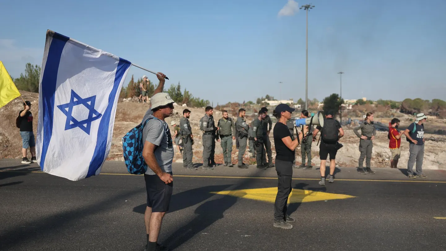 Manifestantes israelíes bloquean el acceso por carretera a las principales ciudades del país Manifestantes israelíes bloquean el acceso por carretera a las principales ciudades del país